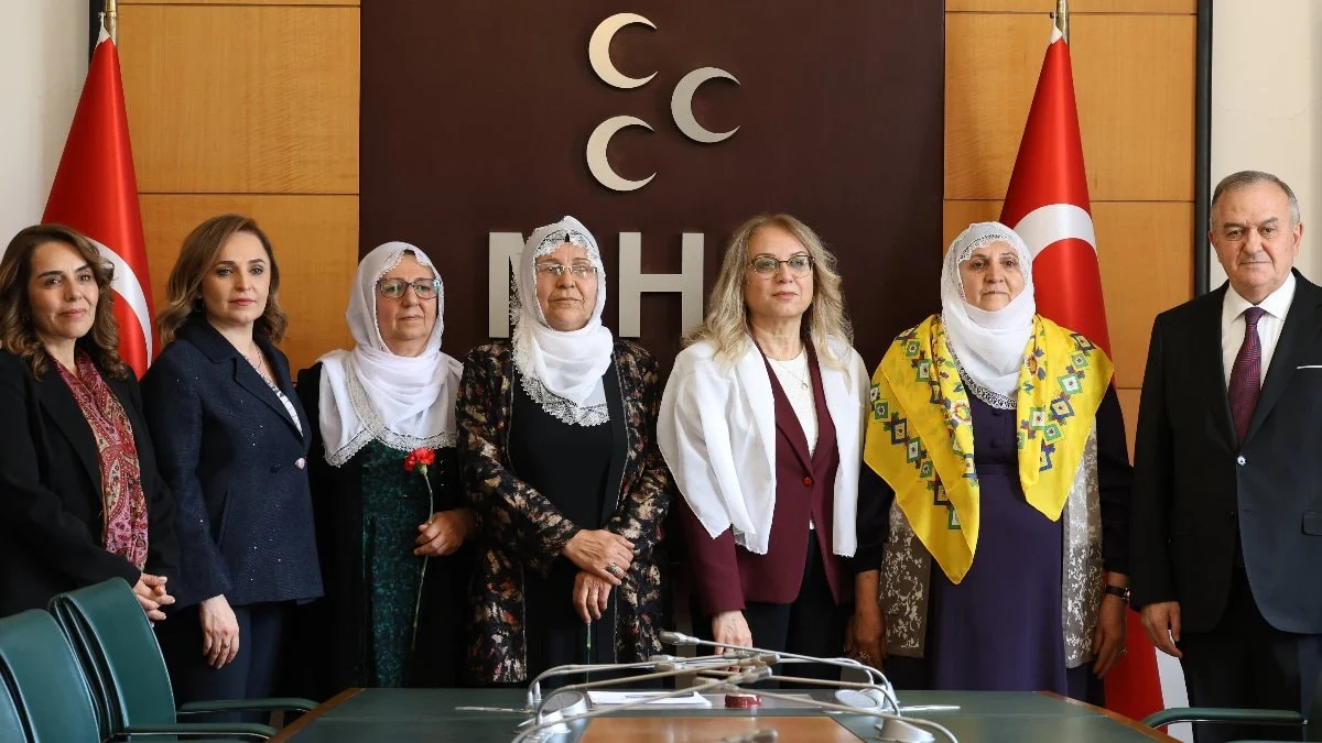 "Barış Anneleri"nden MHP'ye ziyaret: Beyaz tülbent hediyesine sarı tülbentle karşılık