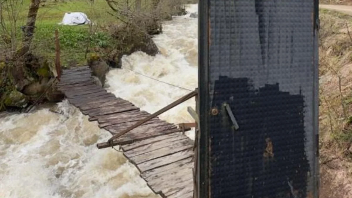 Rize'de köprü girişindeki demir kapı şaşırttı