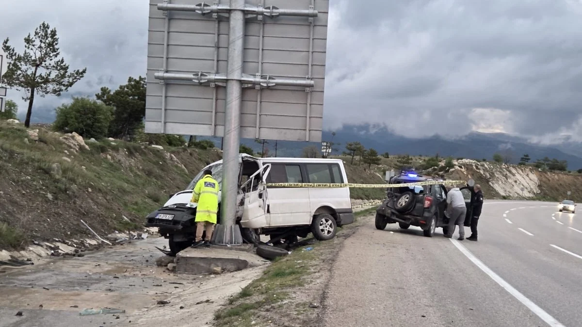Ankara'da minibüs, otomobile ve tabela direğine çarptı: 1 ölü