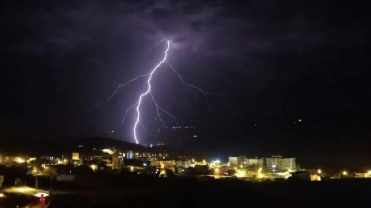 Diyarbakır'da yıldırım düştü: Elektrik ve internet hatları zarar gördü