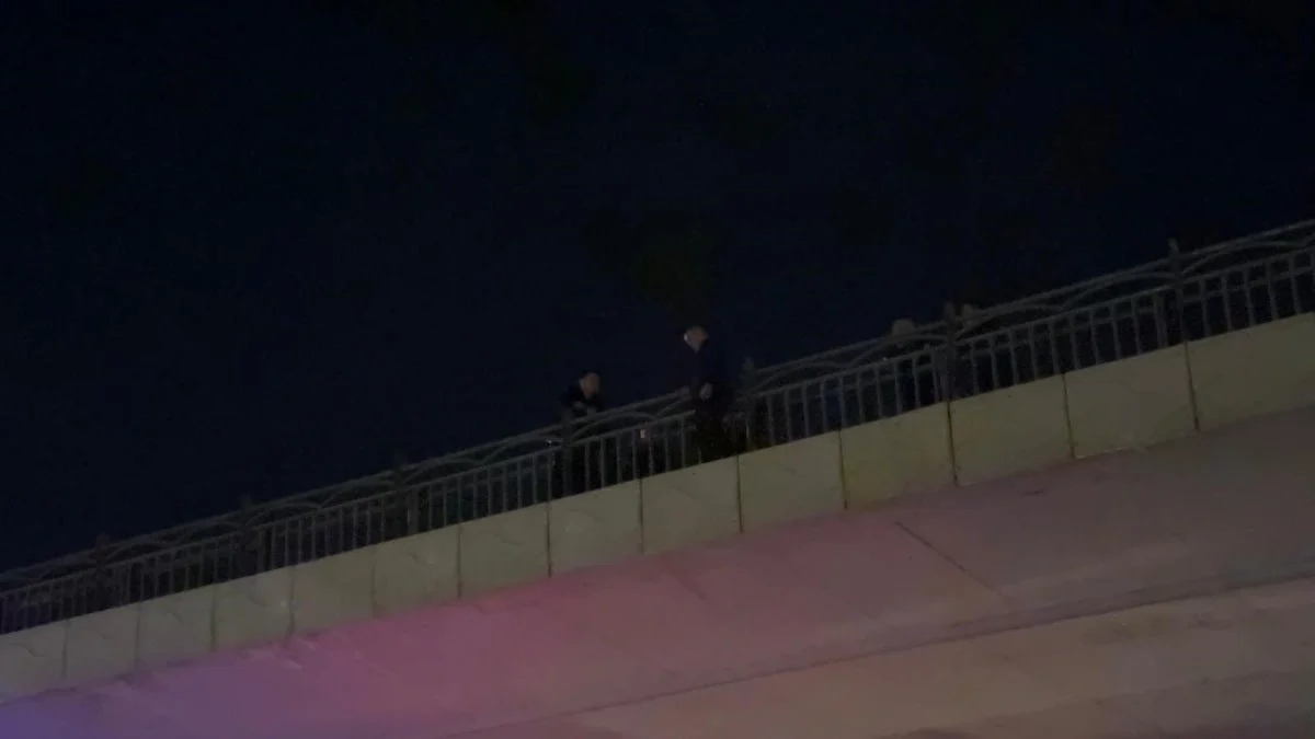 Kayseri’de intihar etmek için köprüye çıkan şahsı polis ikna etti