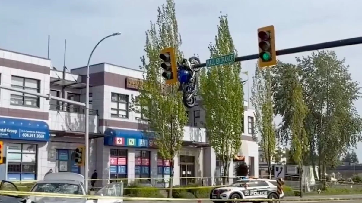 Kanada'da beyin yakan motosiklet kazası: Trafik lambasında asılı kaldı