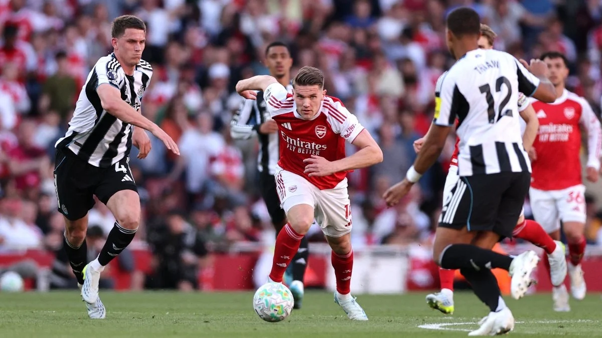 Newcastle United'ı yenen Arsenal maç fazlasıyla liderliğe yükseldi