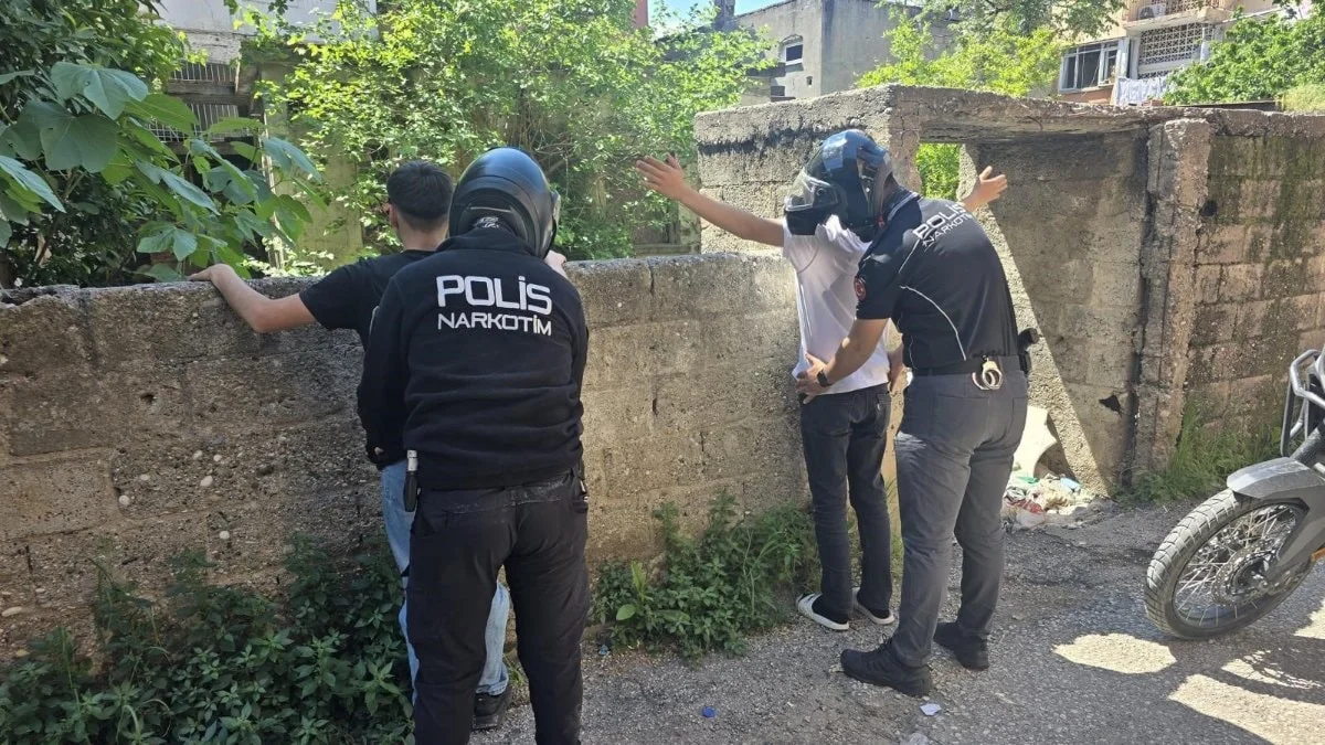 Adana’da metruk binalara narkotik operasyonu