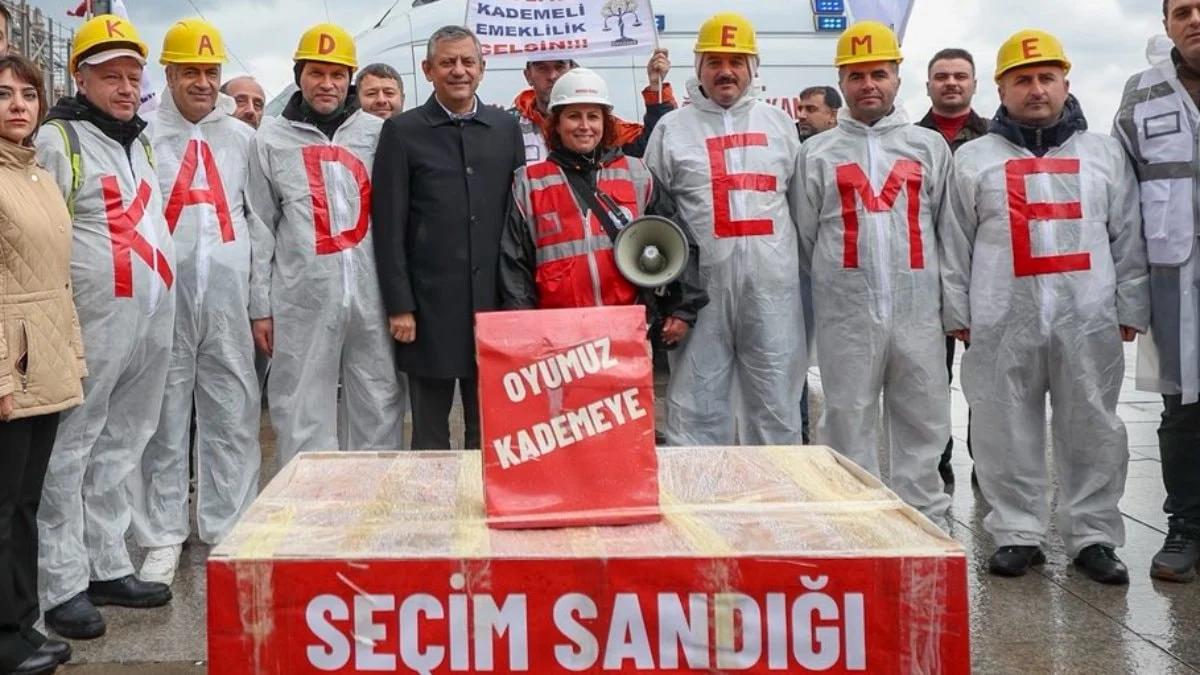 Özgür Özel Kadıköy'de "seçim sandığıyla" poz verdi