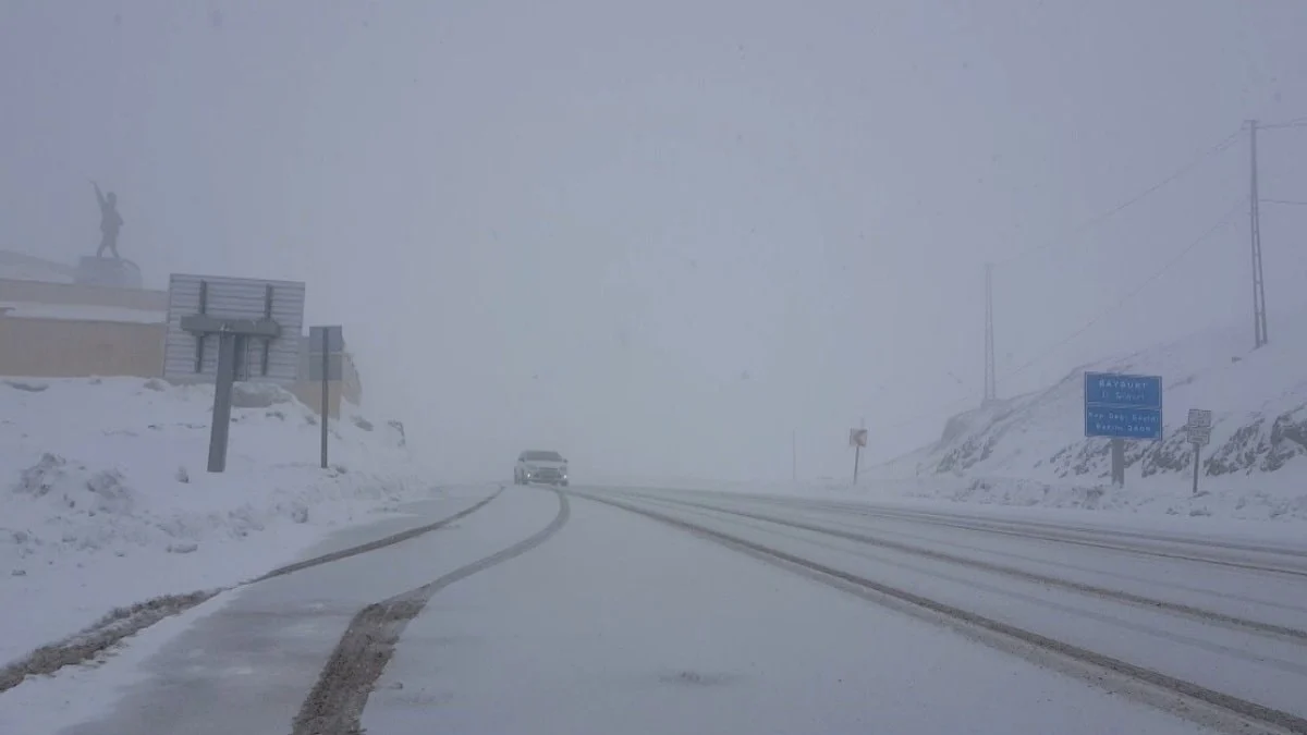 Bayburt-Erzurum yolunda mayıs ayında kar yağışı