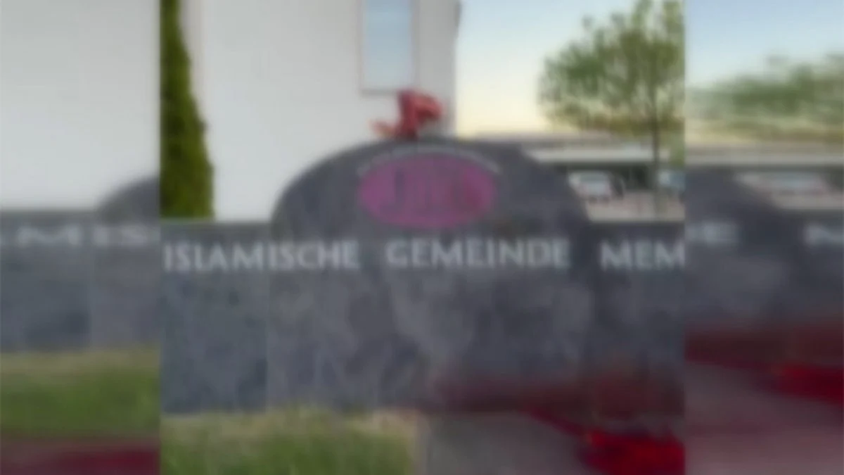 Almanya'da caminin girişine domuz başı bırakıldı