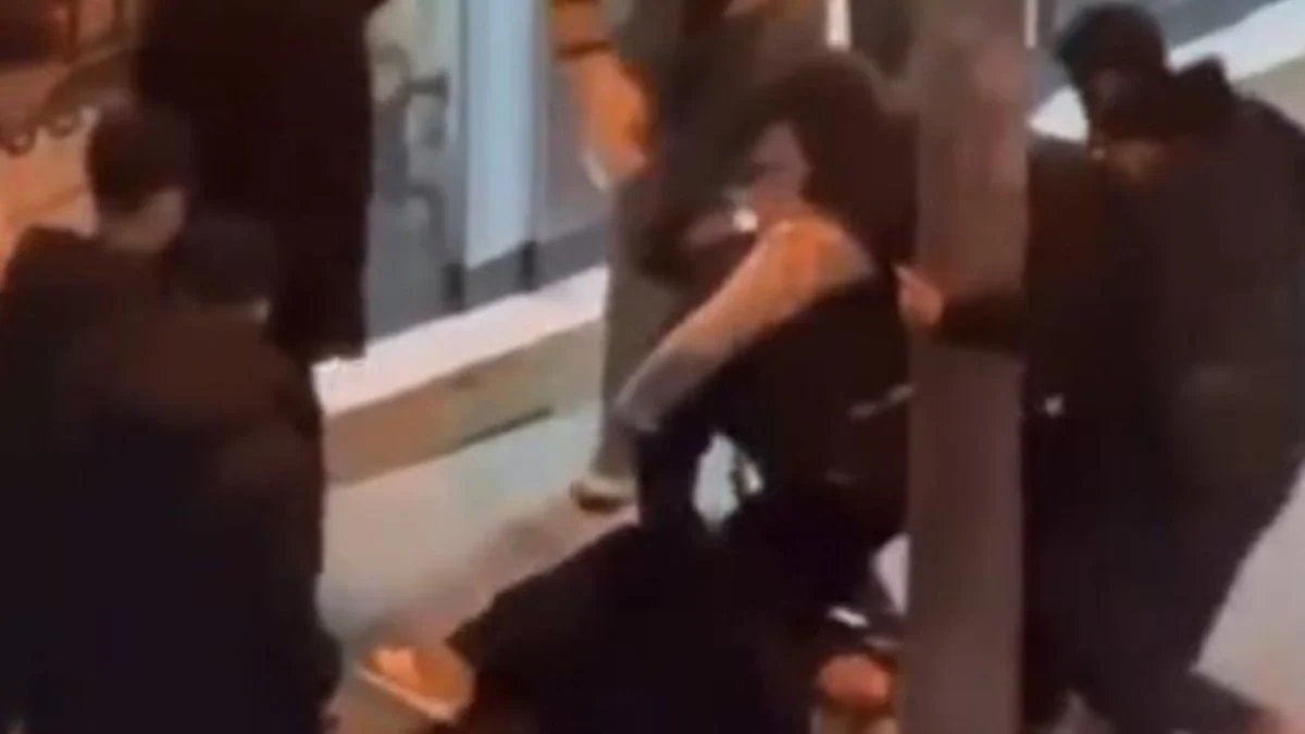 Pendik’te sokak ortasında dehşet: 4 kişi bir şahsı darbetti