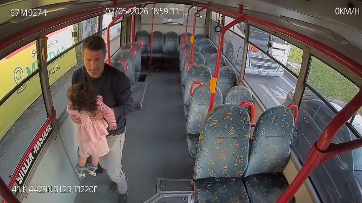 Zonguldak'ta emekleyerek otobüse binen 2 yaşındaki çocuğu fark eden şoför konuştu
